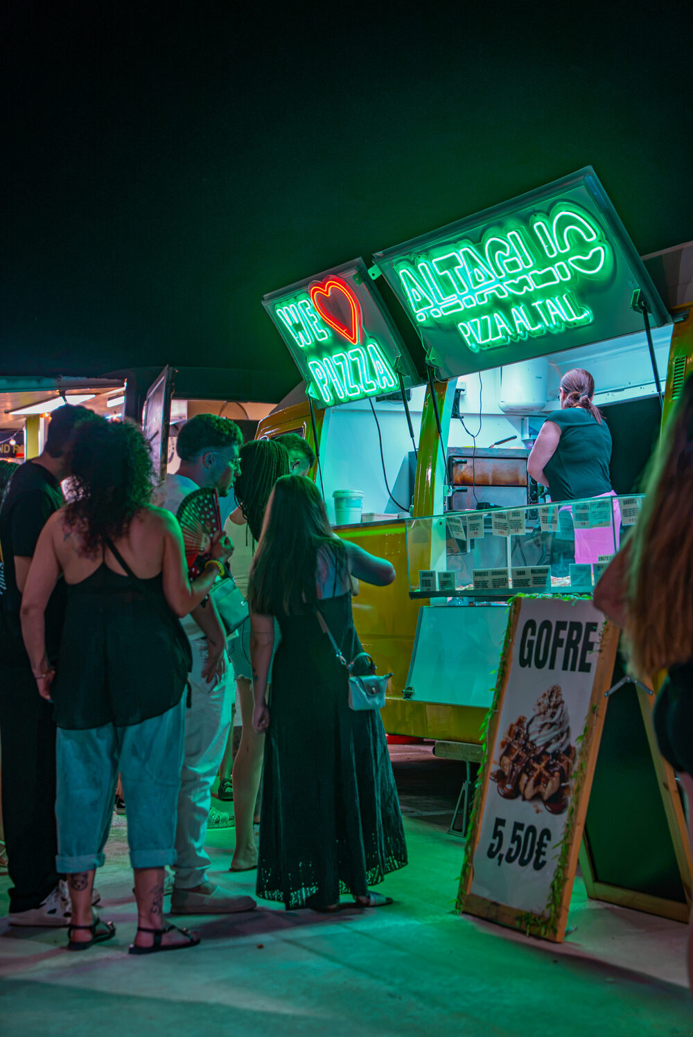 Cola de clientes en el food truck Altaglio de noche