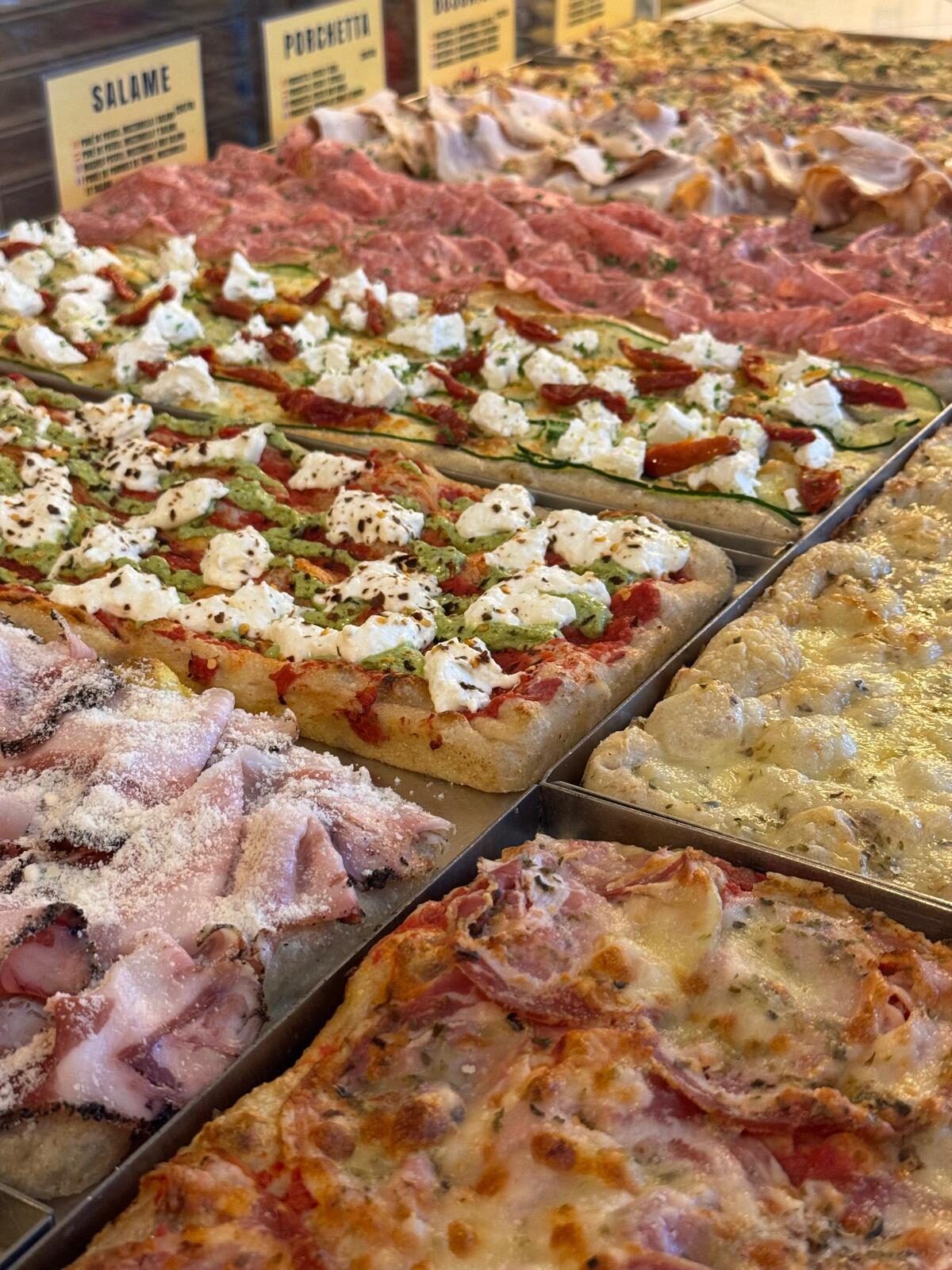 Vitrina de pizza al corte en nuestro restaurante de Salou