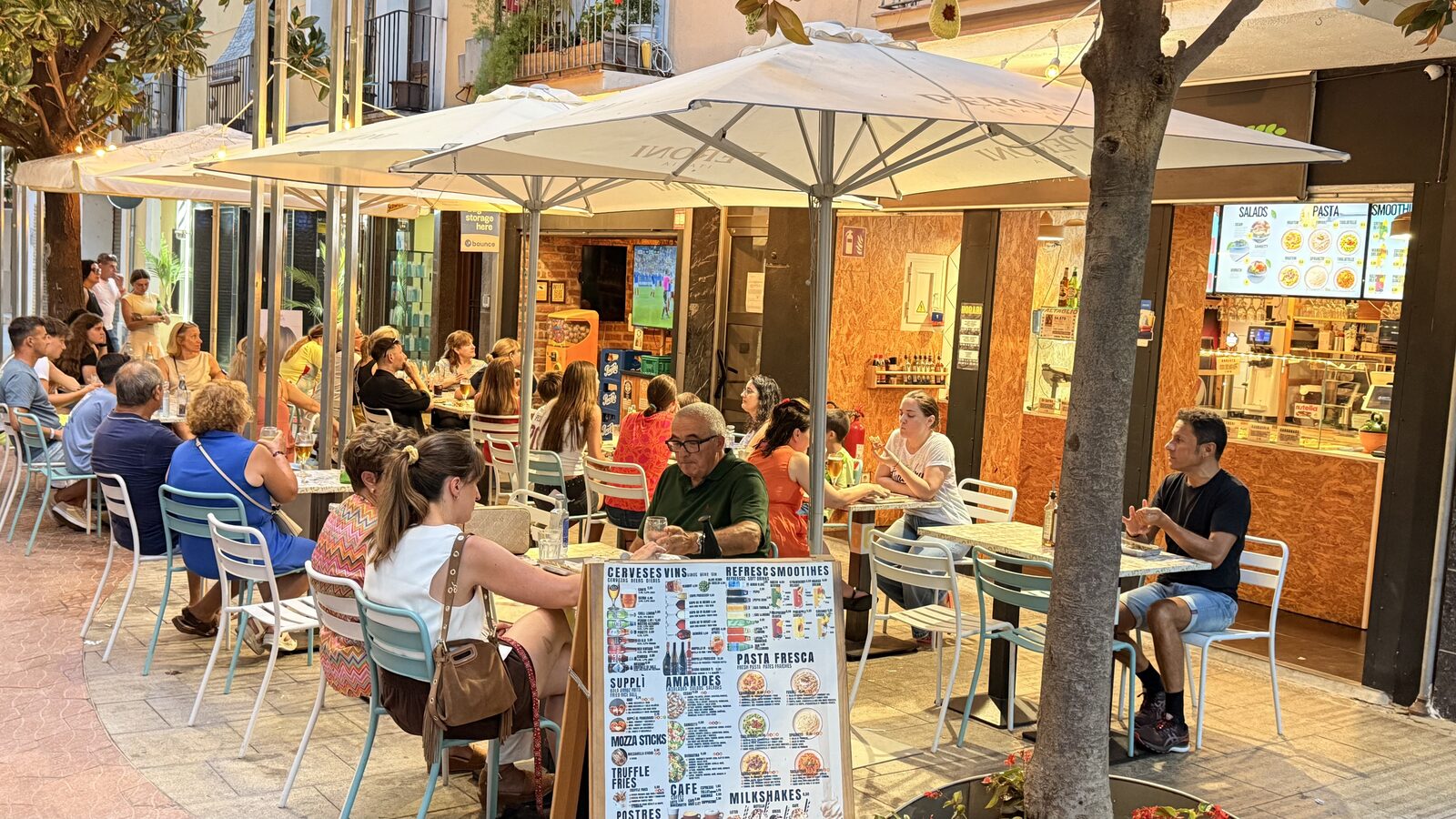 Clientes sentados y atendidos en la terraza de Altaglio en Salou
